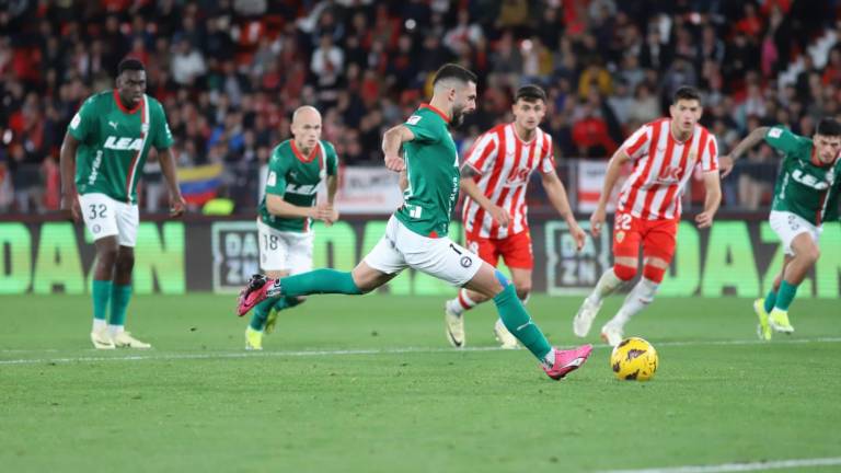 Luis Rioja marca de penalti el segundo gol del Alavés.