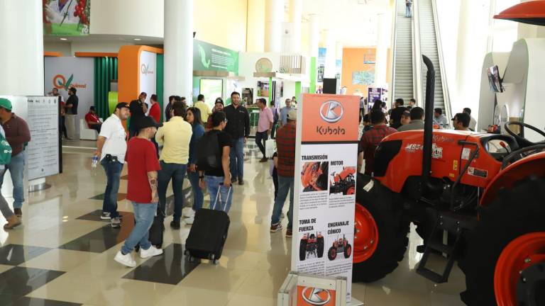 En los stands de expoagro es posible encontrar una multitud de cosas, desde un tractor hasta una manguerita para riego.