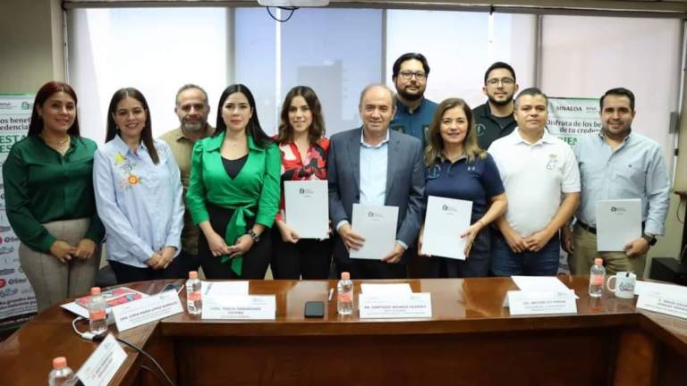 Directivos de Tomateros de Culiacán y el COBAES, tras la firma del convenio.