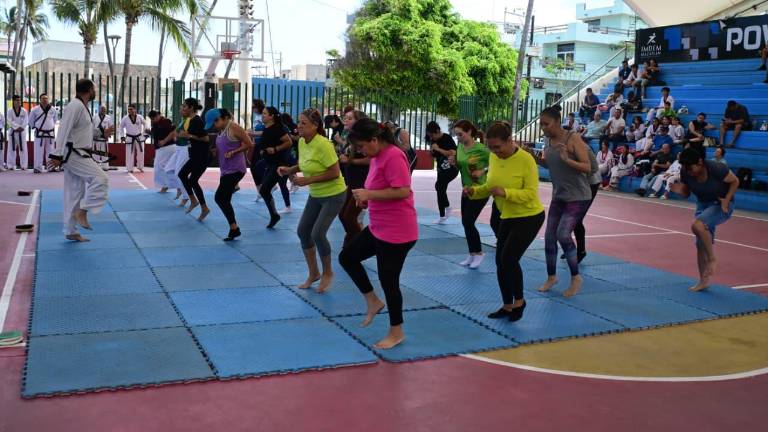 El entrenamiento incluyó calentamiento global, prácticas de golpes y patadas, y fue dirigido por el maestro Jesús Antonio Reyes del Ángel.