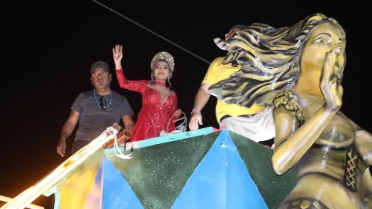 Por la altura de los carros alegóricos, los reyes tenían que cuidarse del cableado.