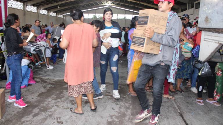 El clima no detuvo a la jornada del Bienestar que llevó el DIF Sinaloa a Escuinapa.