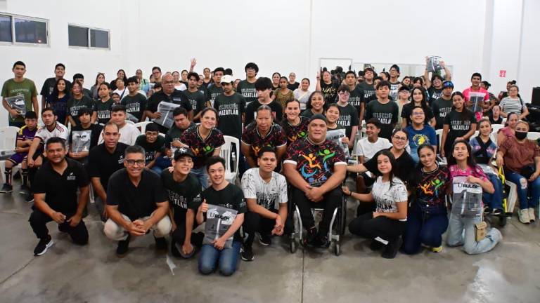 Emotiva entrega de uniformes a la delegación paralímpica de Mazatlán.