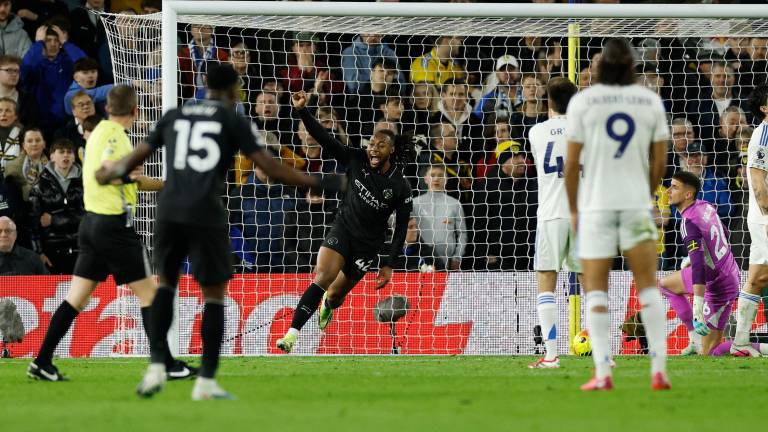 Antoine Semenyo anota para el Manchester City.