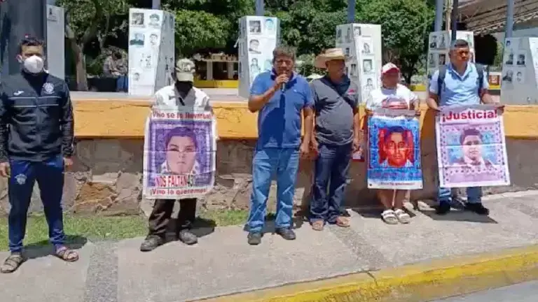 Los padres de los normalistas realizaron acciones en Chilpancingo y CDMX, a la par de la audiencia de Ángel Aguirre.