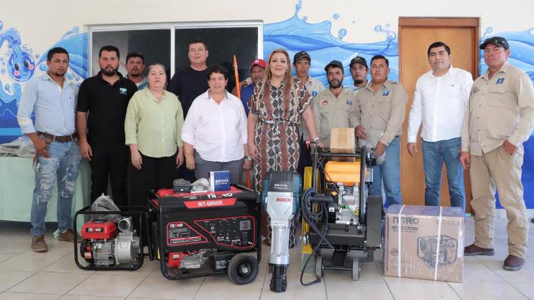 La Alcaldesa de Rosario Claudia Liliana Valdez Aguilar entregó equipo de trabajo y uniformes a personal de la Japars.