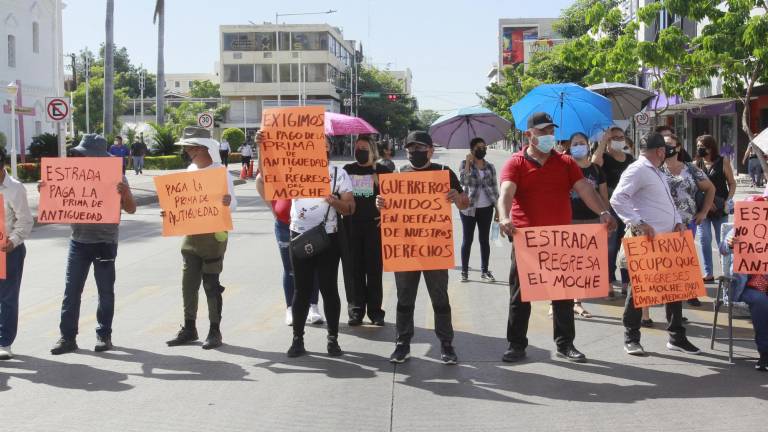En Culiacán cierran tramo de la Avenida Obregón por manifestación de policías jubilados