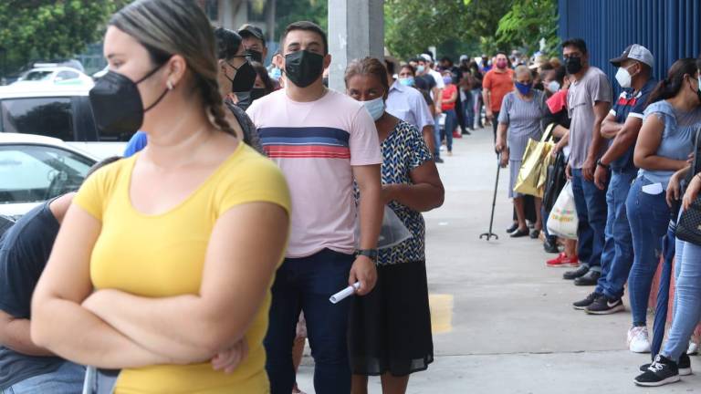 Madrugan rezagados por vacuna contra el Covid en Mazatlán; se agotan las 500 dosis antes de iniciar jornada