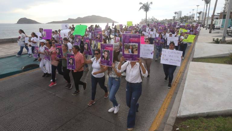 Manifestantes marchan por la Avenida del Mar rumbo a la Fiscalía General del Estado para exigir que Aimé Joanna sea localizada.