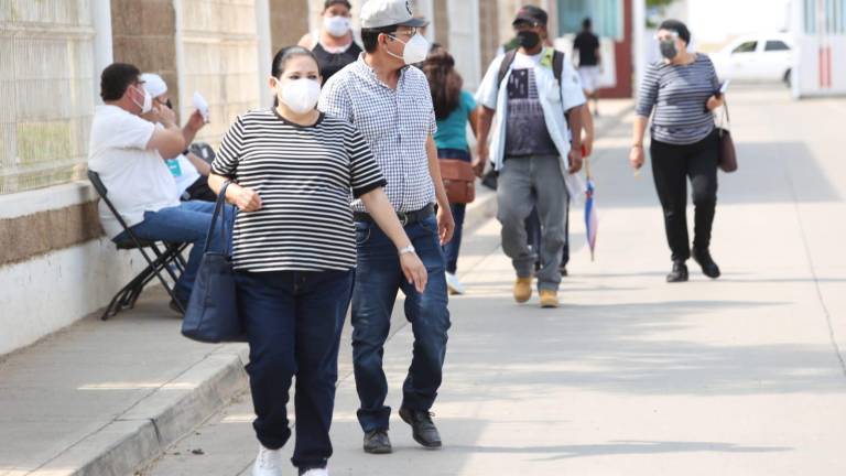 Los primeros maestros en ser vacunados salen del Hospital Militar Regional.