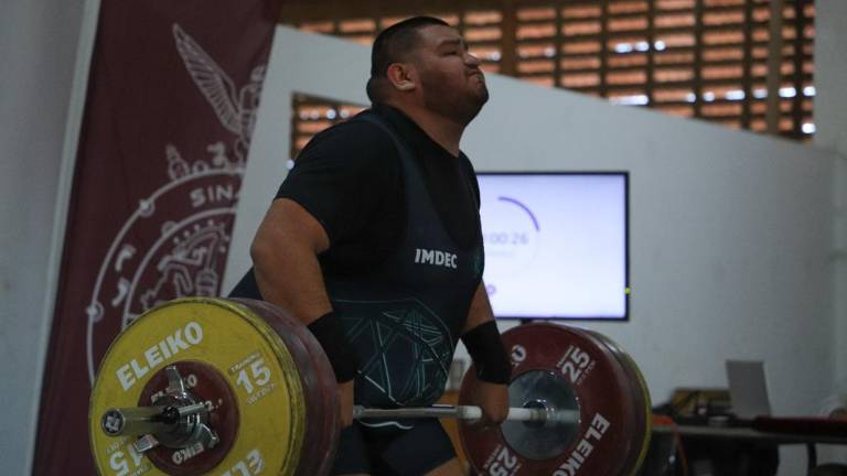 Los halteristas hacen su mejor esfuerzo.