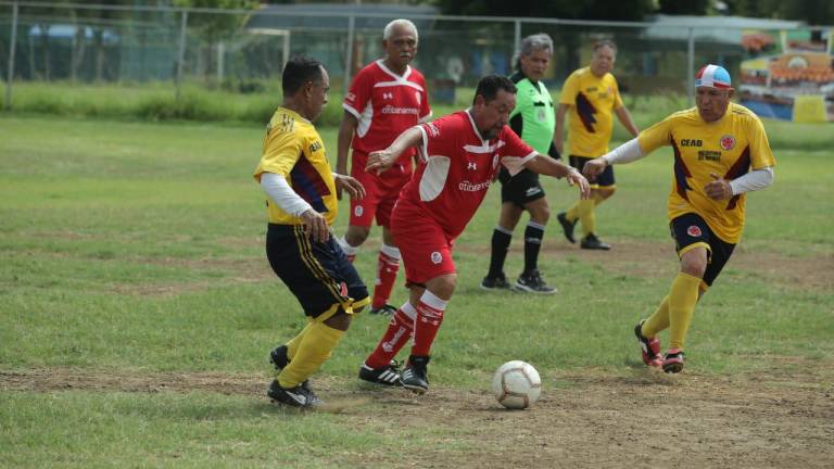 Alphabióticos sufre duro descalabro ante Clínica del Sol, en la Liga de Futbol Veteranos de Platino de Mazatlán