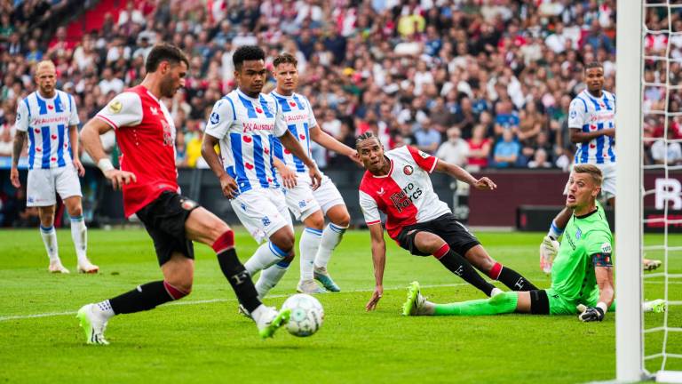 Santiago Giménez con gol y asistencia en goleada del Feyenoord