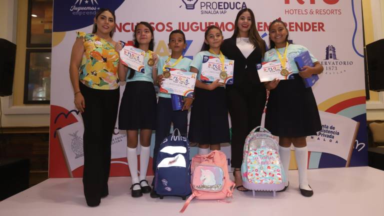 Fernanda Camila Díaz, Justin Aarón Mederos, Ana Estela Mendoza y Diana González, ganadores del primer lugar; Alí Montalvo y Carmina Tiznado, directora y profesora, de la Primaria Ricardo Flores Magón.