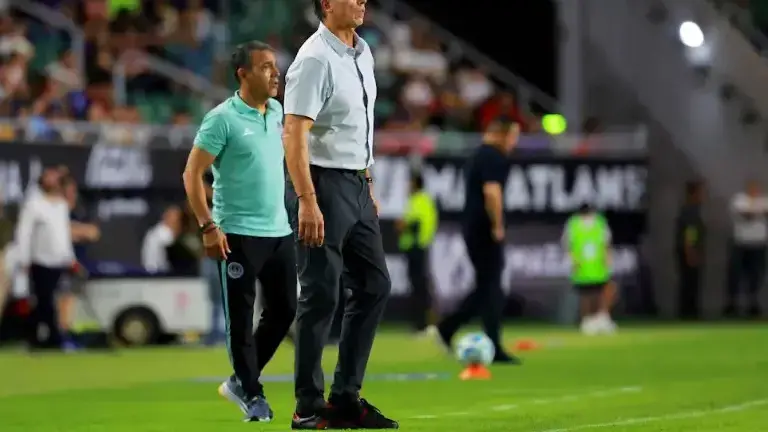 Siboldi se baja del barco antes del hundimiento.