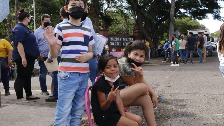 Niños a la espera de recibir la dosis.