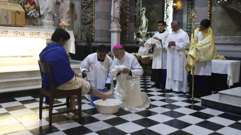 El Obispo de la Diócesis de Mazatlán, Monseñor Mario Espinosa Contreras, lavó los pies de los sacerdotes.