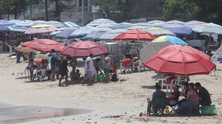 Mobiliario para renta permanecen en la zona de Playa Pinitos, en Mazatlán.