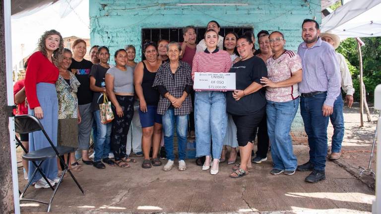 La Alcaldesa de Culiacán Ana Miriam Ramos Villarreal entrega apoyos a mujeres emprendedoras de la comunidad de Oso Viejo.