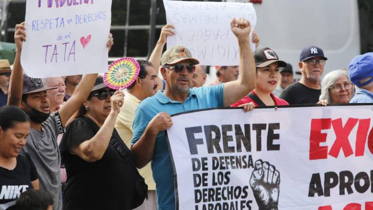 Protesta de jubilados de la UAS en el Centro de Culiacán.
