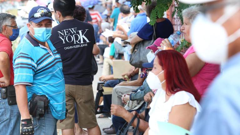 La vacuna contra el Covid-19 intenta evitar que el virus no sea tan grave en las personas.