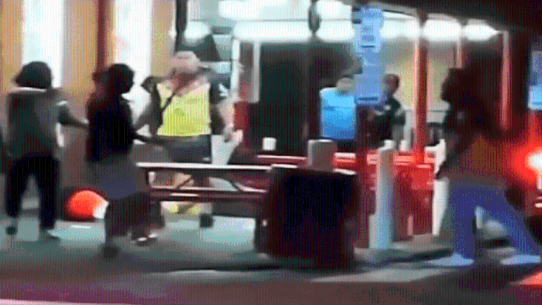 Imagen captada por la cámara de seguridad del restaurante donde sucedió la pelea.