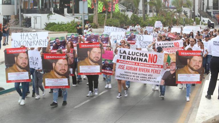 Las marchas por la desaparición de José Adrián Rivera y Rodolfo Zataráin, aunque son casos aislados, se llevan a cabo de manera simultánea este martes en el malecón.