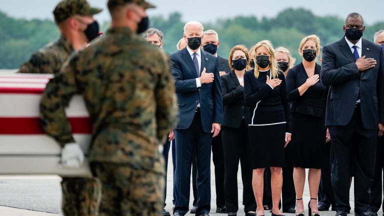 El Presidente Joe Biden, su esposa Jill Biden y funcionarios de su gobierno rinden homenaje a los soldados muertos en el atentado en el aeropuerto de Kabul el 27 de agosto.