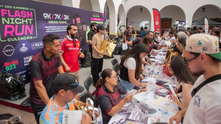Una alta afluencia se registra en el Palacio Municipal de los participantes de la primera edición del Flash Night Run.