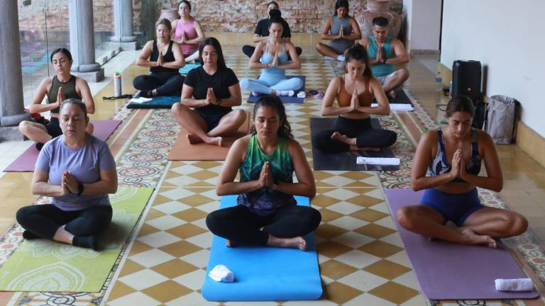En un ambiente de tranquilidad y convivencia, se llevó a cabo la experiencia “Move With Me: Yoga + Desayuno”, en La Casona.