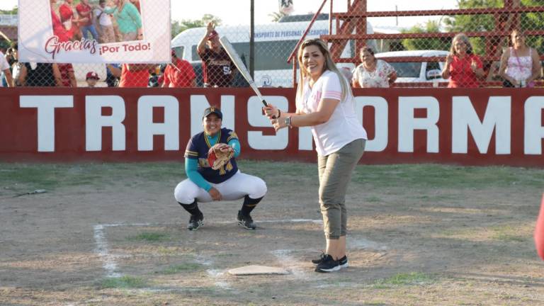 La Alcaldesa Claudia Liliana Valdez Aguilar al bat.
