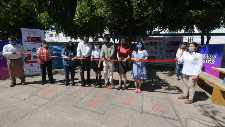 Autoridades, directivos e invitados especiales realizaron el corte del listón del programa Escuela de lluvia.