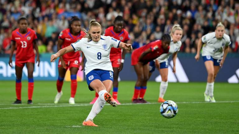 Georgia Stanway marca de penal.