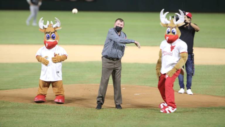 Germán Lizárraga, líder de la Banda Estrellas de Sinaloa, lanza la primera bola en el inicio de la serie de Mazatlán contra Jalisco.