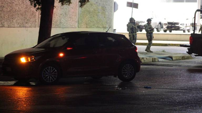 El vehículo del automovilista presentó un impacto de bala en la ventana del conductor; tras la agresión, quedó con las luces intermitentes encendidas.