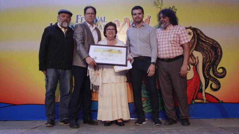 Directivos de Cultura municipal y de la UAS, le entregan el reconocimiento a ‘La dama de los títeres’ Raquel Bárcenas.
