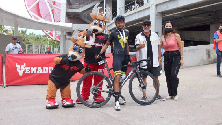 Los pedalistas fueron bien recibidos en la casa de los Venados de Mazatlán.