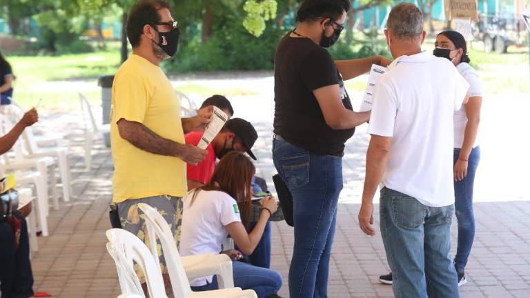 Personas acuden en Mazatlán a vacunarse contra el Covid-19.