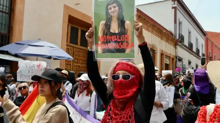 “Hay miedo de salir a la tienda”: marchan en Cuernavaca, Morelos, por el feminicidio de Claudia; exigen justicia.