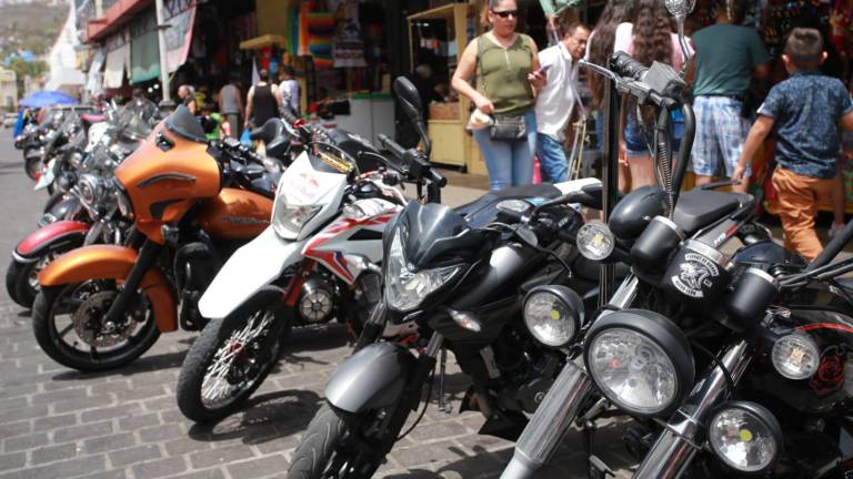 Los motociclistas se hacen presentes en calles y avenidas de Mazatlán.
