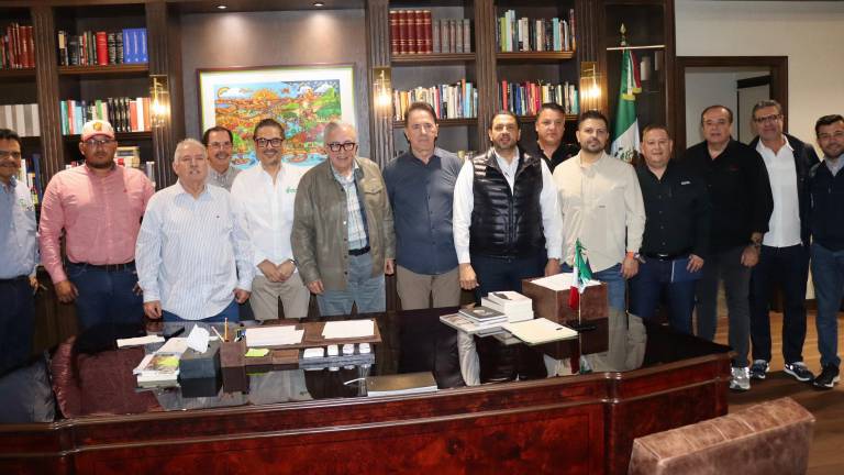 El Gobernador Rubén Rocha Moya, acompañado por el Secretario de Agricultura, Ismael Bello Esquivel, durante la reunión con compradores de garbanzo en Sinaloa.