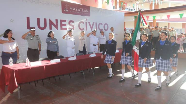 Autoridades rindieron honores a la bandera.