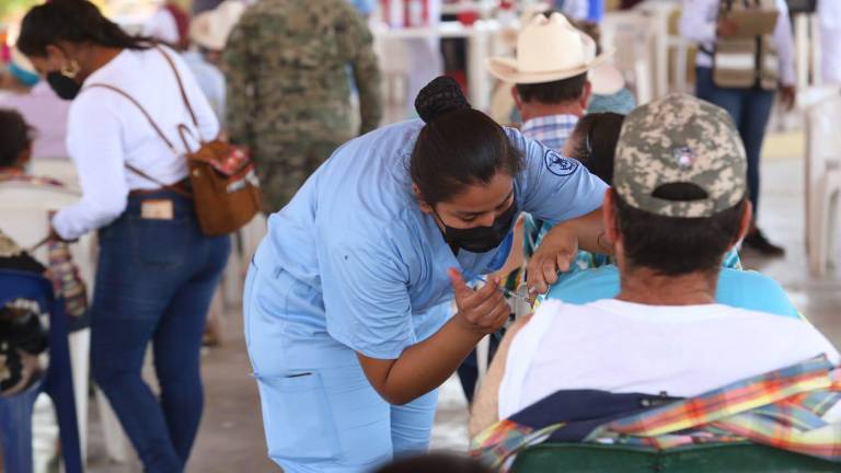 Las vacunas reducen riesgos en caso de adquirir el virus.