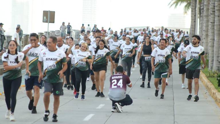 Celebran con caminata de 5 km el Ðía del Servidor Público en Mazatlán.