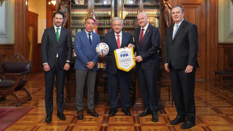Yon de Luisa, Emilio Azcárraga, Andrés Manuel López Obrador, Gianni Infantino y Marcelo Ebrard en Palacio Nacional.