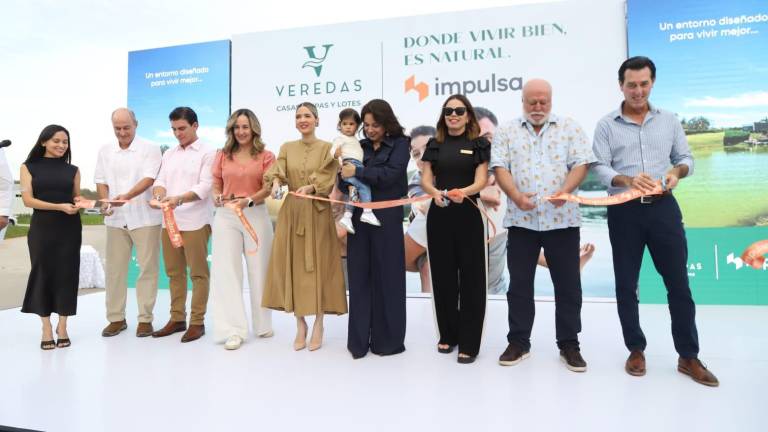 Directivos de Impulsa junto a invitados especiales cortan el listón del proyecto Veredas, ubicado en Mazatlán.