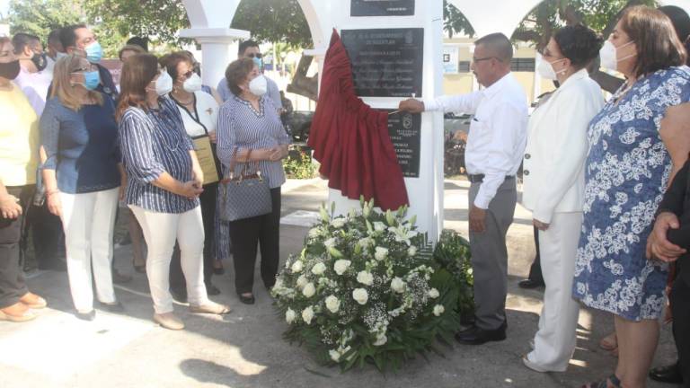 Mazatlán reconoce trayectoria profesional de sus maestros