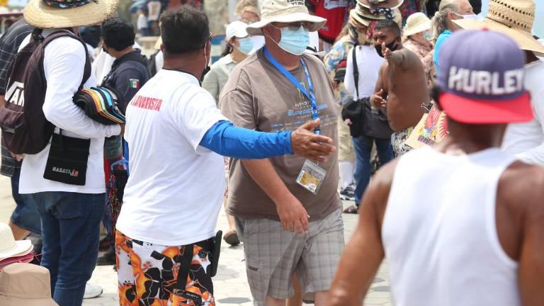 Los turistas visitaron varios puntos del puerto en su estancia.