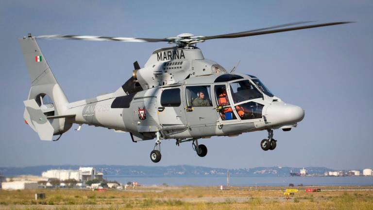 Un helicóptero se desplomó frente a las costas de Michoacán mientras realizaba operativo en el mar.