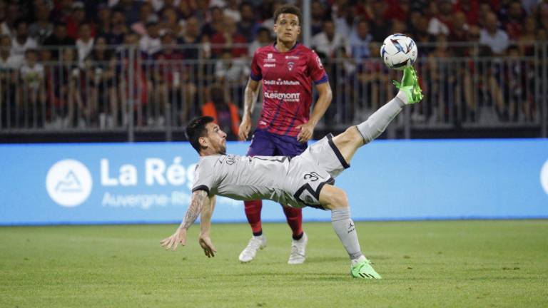 Golazo de chilena de Messi en goleada del PSG (VIDEO)